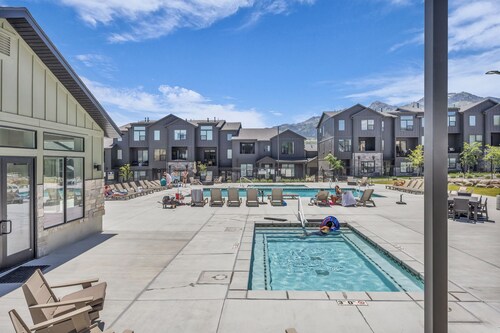 Cozy Ski Retreat Minutes From Snowbasin