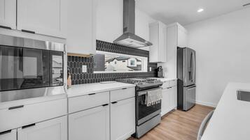 Een koelkast, een magnetron, een oven, een kookplaat