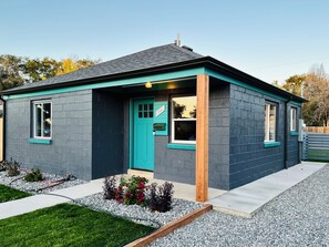 Exterior detail - Modern Cottage near Hospital (Aurora)