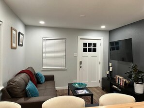 Smart TV - Modern Cottage near Hospital (Aurora)