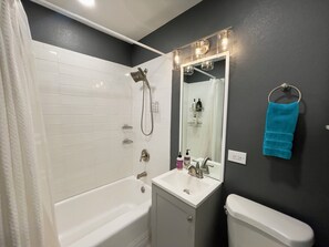 Sèche-cheveux, serviettes fournies, papier toilette