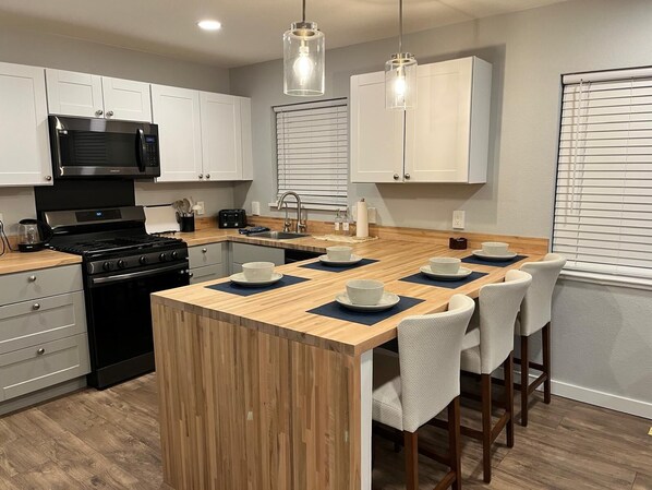 Fridge, microwave, oven, stovetop - Modern Cottage near Hospital (Aurora)