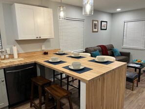 Dining - Modern Cottage near Hospital (Aurora)