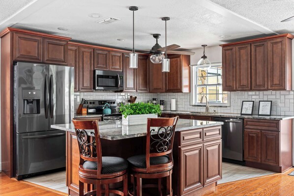 Fridge, microwave, oven, stovetop - Clearwater Getaway•Heated Pool•Mini Golf•Game Room (Largo)