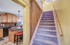 Fridge, microwave, oven, stovetop - Newly renovated, game room, skiing, sauna, water parks, golf. (Cresco)