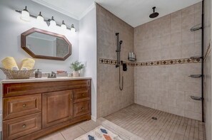 Banheira de hidromassagem, secador de cabelo, toalhas de banho, sabonete