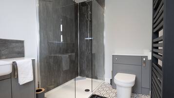 Casa | Banheiro | Banheira e chuveiro separados, banheira de imersão, secador de cabelo
