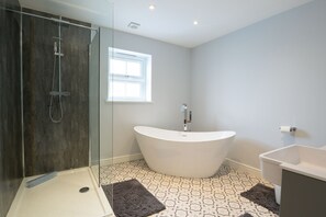 House | Bathroom | Separate bathtub and shower, deep-soaking bathtub, hair dryer, towels - Field View 5-bed House - Free Parking (Burton on Trent)