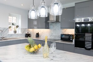 Casa | Cocina privada | Frigorífico, microondas, horno y placa de cocina