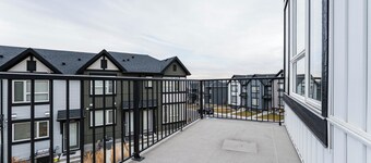 Spacious 3 BR Corner Townhome in Evanston Park!