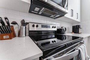 Køleskab, mikrobølgeovn, ovn, kogeplade