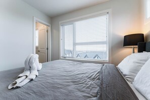 1 bedroom, free WiFi, bed sheets - Spacious 3 BR Corner Townhome in Evanston Park! (Calgary)