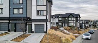 Spacious 3 BR Corner Townhome in Evanston Park!