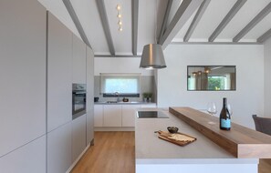 Refrigerador, microondas, lavavajillas y cafetera y tetera 