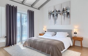 3 slaapkamers, een strijkplank/strijkijzer, reisbedje, gratis wifi