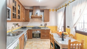 Frigorifero, microonde, forno, piano cottura