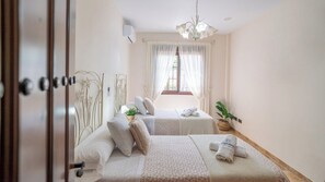 4 slaapkamers, een strijkplank/strijkijzer, reisbedje, wifi