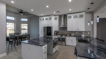 Frigorífico, microondas, horno y placa de cocina