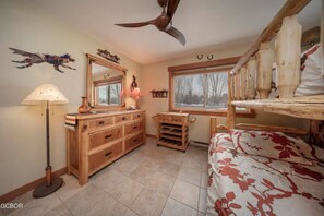 2 bedrooms, desk, WiFi