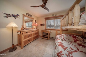 2 bedrooms, desk, WiFi