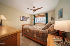 2 bedrooms, desk, WiFi