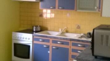 Een koelkast, een magnetron, een oven, een kookplaat