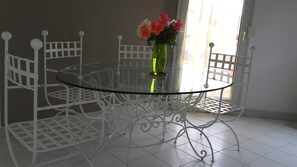 Dining - Apartment 'Oasis T3' with Shared Terrace, Private Garden and Wi-Fi (Villeurbanne)