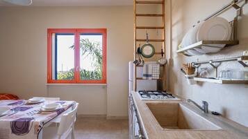 Kühlschrank, Herdplatte, Kochgeschirr/Geschirr/Besteck