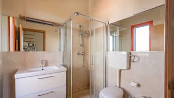 Dusche, kostenlose Toilettenartikel, Haartrockner, Handtücher