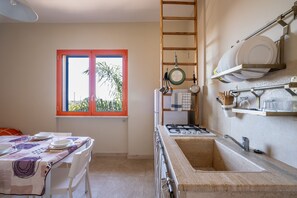 Kühlschrank, Herdplatte, Kochgeschirr/Geschirr/Besteck