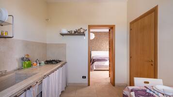 Kühlschrank, Herdplatte, Kochgeschirr/Geschirr/Besteck