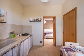 冷蔵庫、コンロ、調理器具と食器