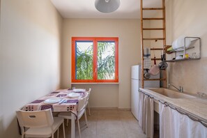 Refrigerador, parrilla de estufa y utensilios de cocina 