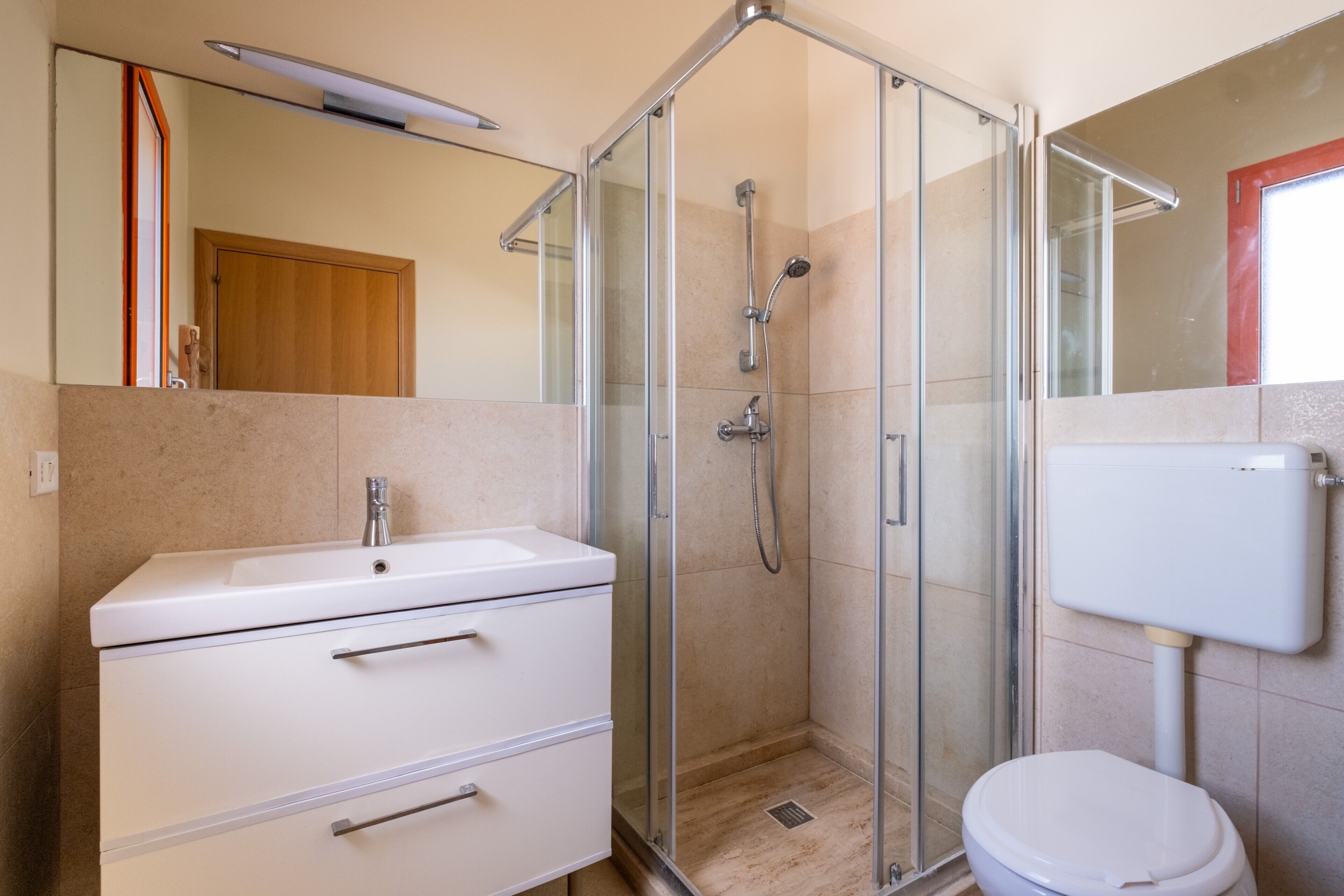 Douche, articles de toilette gratuits, sèche-cheveux