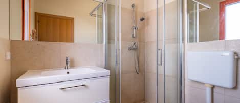 Dusche, kostenlose Toilettenartikel, Haartrockner, HandtĂŒcher