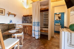 Køleskab, mikrobølgeovn, kogeplade, elkedel