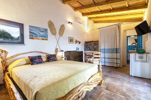 Free WiFi, bed sheets - Studio Apartment 'Stazzo Jana' with Sea View, Private Terrace and Air Conditioning (Trinità d'Agultu)