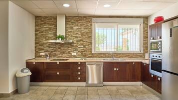 Frigorífic, microones, forn i placa de cuina