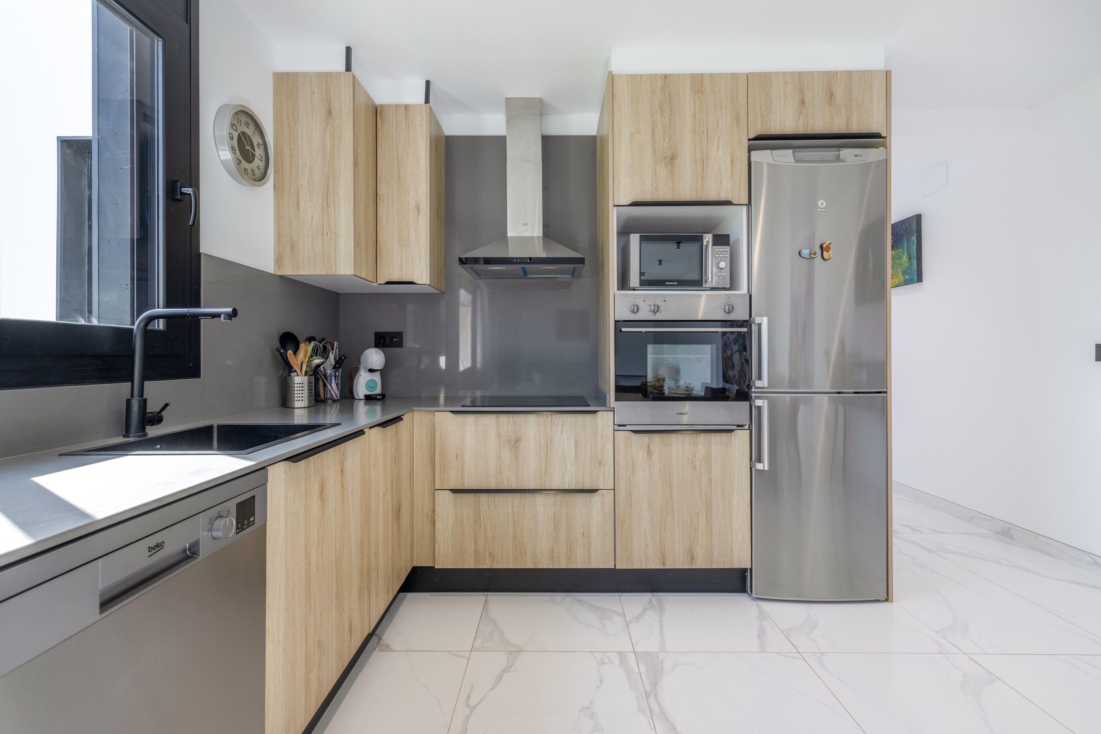 Frigorífico, microondas, horno y placa de cocina