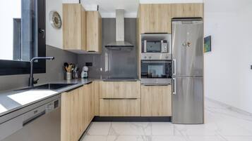 Frigorífico, microondas, horno y placa de cocina