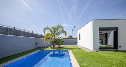 'La Villa Del Roc' with Private Pool, Wi-Fi and Air Conditioning