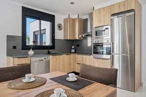Réfrigérateur, four à micro-ondes, un four, surface de cuisson
