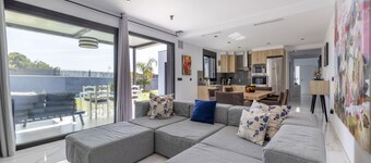 'La Villa Del Roc' with Private Pool, Wi-Fi and Air Conditioning