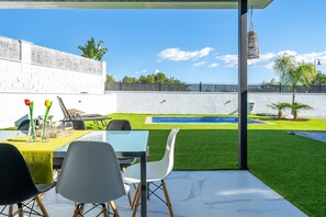 Outdoor dining -  'La  Villa Del Roc' with Private Pool, Wi-Fi and Air Conditioning (Roda de Bara)