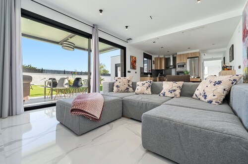  'La  Villa Del Roc' with Private Pool, Wi-Fi and Air Conditioning