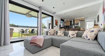 'La Villa Del Roc' with Private Pool, Wi-Fi and Air Conditioning