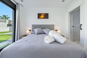 3 bedrooms, iron/ironing board, free WiFi, bed sheets -  'La  Villa Del Roc' with Private Pool, Wi-Fi and Air Conditioning (Roda de Bara)