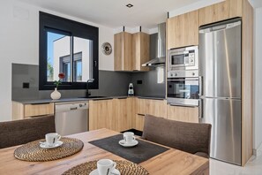 Fridge, microwave, oven, stovetop -  'La  Villa Del Roc' with Private Pool, Wi-Fi and Air Conditioning (Roda de Bara)