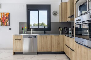 Een koelkast, een microgolfoven, een oven, een kookplaat