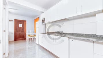 Frigorífico, microondas, placa de cocina y cafetera o tetera